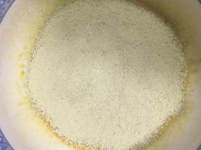 低筋面粉和抹茶粉混合均匀后，过筛筛入蛋黄液中