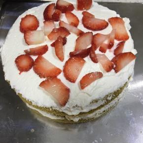 夹馅用淡奶油加砂糖C打发至可以裱花状态，先抹一层奶油在一片戚风片上，接着放上切丁的草莓