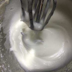 打发到提起有弯钩加入剩下的白砂糖B，接着打发