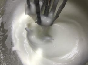 打发到提起有弯钩加入剩下的白砂糖B，接着打发