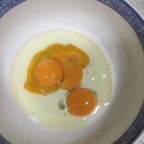 蛋清蛋黄分开，注意蛋清里不能混有一点蛋黄，蛋黄里加入白砂糖A、牛奶、玉米油