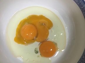 蛋清蛋黄分开，注意蛋清里不能混有一点蛋黄，蛋黄里加入白砂糖A、牛奶、玉米油