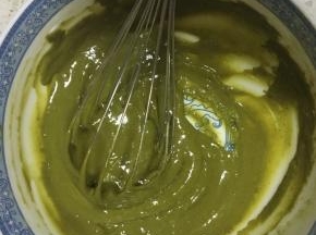 用蛋抽搅拌均匀至无面粉颗粒