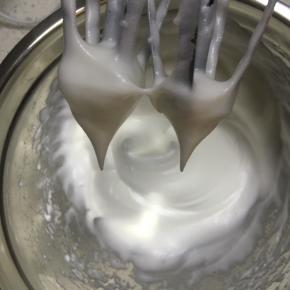 慢慢提起打蛋器，有直立的尖即可