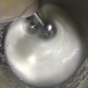 打发到泡沫细腻再加入剩下白砂糖B的1/3，继续打发