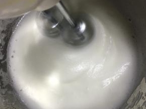打发到泡沫细腻再加入剩下白砂糖B的1/3，继续打发