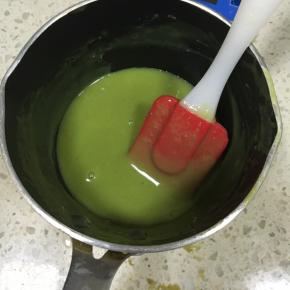 接下来做淋面，白巧克力隔水融化后，慢慢加入淋面用的淡奶油，抹茶粉单独用一点点奶油加热后化开，均匀后倒入巧克力奶油溶液中，然后趁热加入吉利丁粉，搅拌至吉利丁粉融化。巧克力淋面溶液过筛一遍，等温度降到30度，差不多用手试一下温温偏冷即可，开始淋面，从蛋糕中间缓慢倒下，然后淋边沿，自然流下的淋面或中途凝固