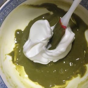 用刮刀舀取1/3的蛋白霜到抹茶蛋黄糊中，翻拌均匀，注意手法不要搅拌，是上下来回翻拌