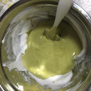 最后把翻拌均匀的蛋糕糊倒入剩下的蛋白霜中