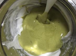 最后把翻拌均匀的蛋糕糊倒入剩下的蛋白霜中