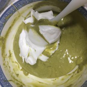 接着再加入1/3的蛋白糊，翻拌均匀