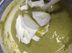 接着再加入1/3的蛋白糊，翻拌均匀
