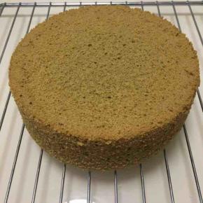 烤好的抹茶戚风放网架上放凉