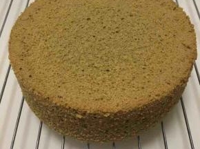 烤好的抹茶戚风放网架上放凉
