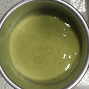 翻拌均匀后倒入6寸活底戚风模中，烤箱提前要预热好，150度，上下火，50分钟