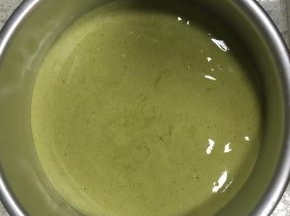翻拌均匀后倒入6寸活底戚风模中，烤箱提前要预热好，150度，上下火，50分钟