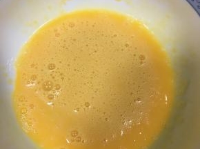 用蛋抽打匀