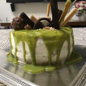 最后放上自己喜欢的零食，奥利奥、威化饼、蛋卷、饼干棒、杏仁、巧克力等～