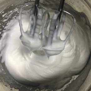 打发到提起打蛋头有直立的尖角便停止打发