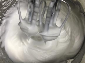 打发到提起打蛋头有直立的尖角便停止打发