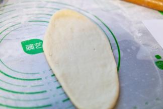 取一个面团，擀开成舌头状