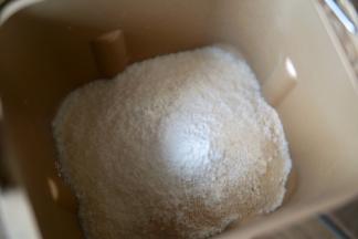 所有粉状类食材放入面包机搅拌几秒
（可以选择厨师机或者手揉）