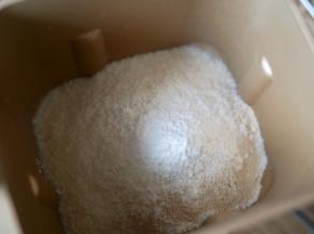 所有粉状类食材放入面包机搅拌几秒
（可以选择厨师机或者手揉）