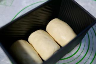 卷好的面包卷放入黑金刚的模具里面