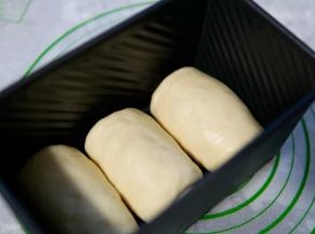 卷好的面包卷放入黑金刚的模具里面