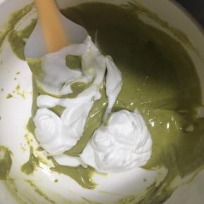 接着再加入1/3的蛋白霜继续同样的手法翻拌均匀