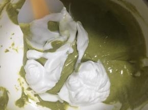 接着再加入1/3的蛋白霜继续同样的手法翻拌均匀