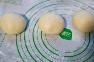 揉好的面团分成三个等分，因为没有发酵过所以不需要排气。