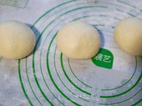 揉好的面团分成三个等分，因为没有发酵过所以不需要排气。