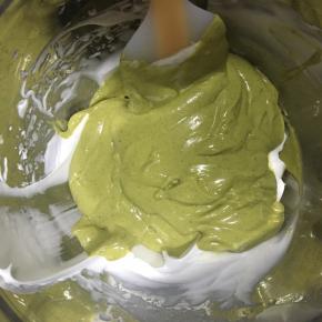 最后把翻拌均匀的蛋黄糊倒入剩下的蛋白霜中