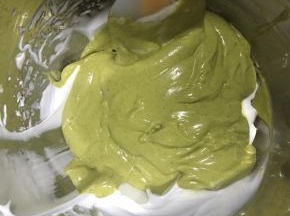 最后把翻拌均匀的蛋黄糊倒入剩下的蛋白霜中