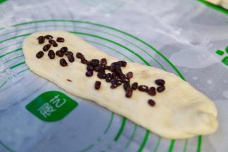 压扁如图，放适量红豆，