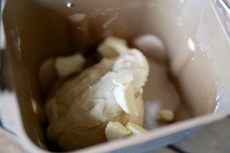 再加入黄油继续揉面，揉到扩展阶段。