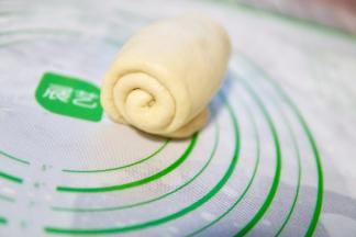 继续由下往上卷起来如图