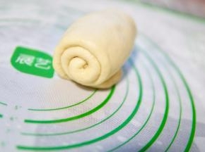 继续由下往上卷起来如图
