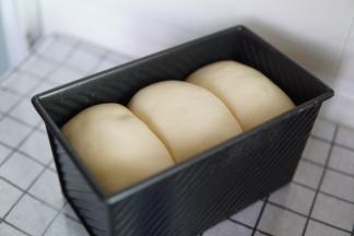 发酵至7分满，夏天发到7分后就可以开始预热烤箱（冬天发酵到8分满）