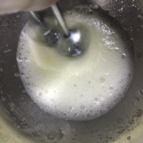 先用电动打蛋器打成粗泡，加入剩下的细砂糖的1/3，继续中速打发