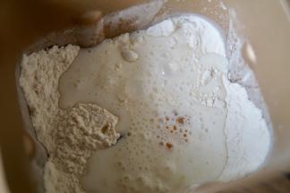 放入牛奶揉面，揉到非扩展阶段。
（面包机大概20分钟）