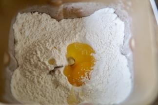 再磕入鸡蛋，糖，盐