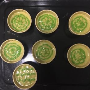 然后用牙签从圆圈的外面向里面轻轻拉