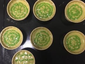 然后用牙签从圆圈的外面向里面轻轻拉