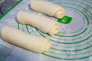 从下面往上卷，收口朝下，依次卷好