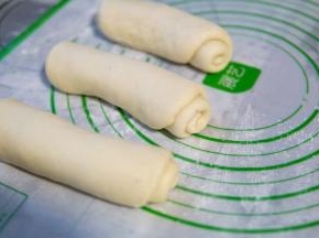 从下面往上卷，收口朝下，依次卷好