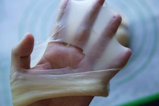 如图，（大概就是传说中的手套膜）
吐司揉出膜还是很有必要的哦～别偷懒