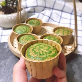 烤好的蛋糕很萌～小小的，真的是可以一口一个