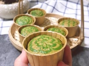 烤好的蛋糕很萌～小小的，真的是可以一口一个